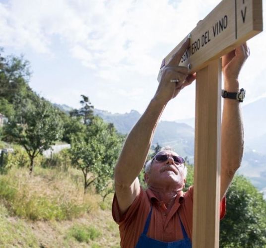 Martin Reichhalter tauscht ein Schild aus